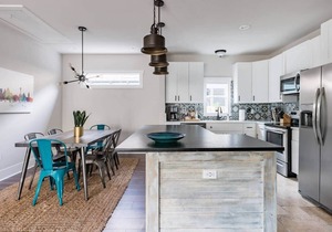 Stay on a Restored 1920 Residence mins to Riverwalk