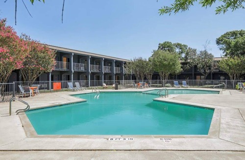 St. Johns Apartment | [01] ATX Studio: 1 King, Dog Park, Laundry Access