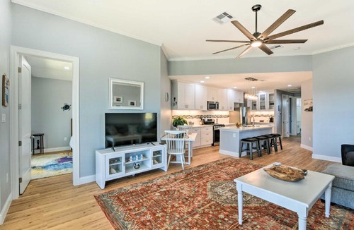 Jamaica Beach House | 1/2 Mi to Jamaica Beach: Family Gem w/Pool Access