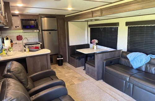 Waveland House | 1-bdrm 32 ft RV sleeps 6. Mt. Magazine in view and Blue Mtn Lake within 5 miles.