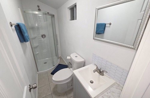 FM 1960 House | 1 bedroom, 1 office in nice and safe Houston neighborhood with AC for relax