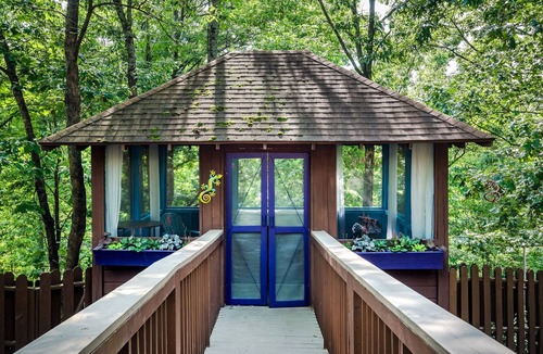 Eureka Springs Historic District Cabin | 1 Bedroom Cabin In The Woods, Private Covered Porch, Jacuzzi, Kitchen & Hot Tub!