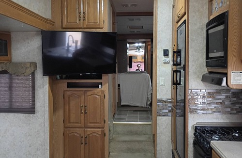 Pledger House | 1-bedroom recreational vehicle in tranquil Guy, Texas on a beautiful horse farm.