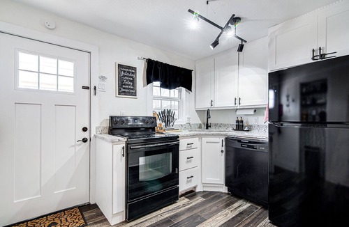 Burleson House | #1 Cottage in Old Town Burleson walk to entertainment & restaurants-Free parking