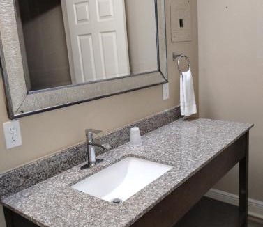 Baton Rouge Apartment | 1 King Bed 1 Bath Apt with Full Kitchen 119