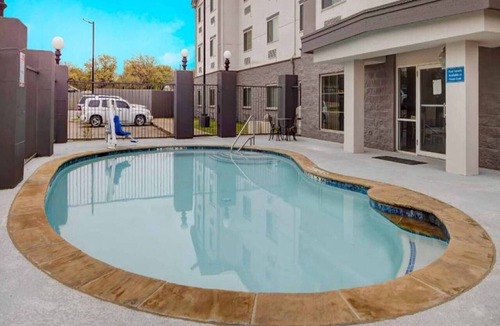 Balch Springs Apartment | 1 King Bed | Non-Smoking