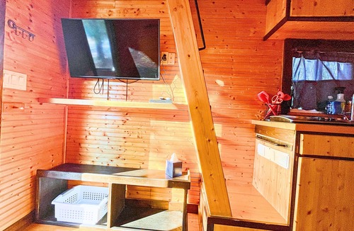 Eastland Cabin | 1 Lakefront Tiny Home Couples Getaway a't Lake Eastland