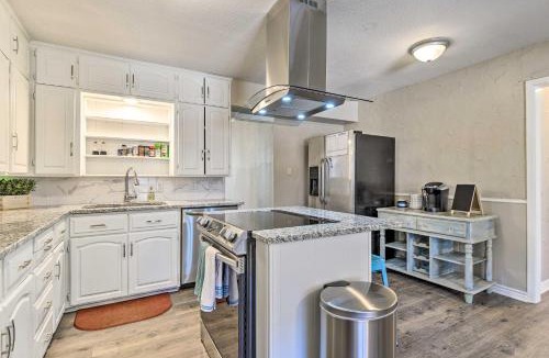 Central Arlington House | 1 Mi to AT&T Stadium: Downtown Arlington Home
