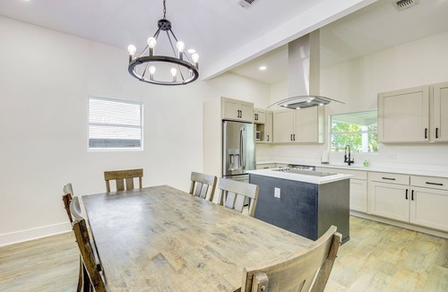 Eastside Promise Neighborhood Cottage | 1 Mi to Dtwn San Antonio: Sleek Bungalow w/Yard!