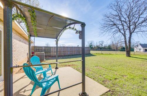 Jacksonville House | 1 Mi to Lake Jacksonville: Pet-Friendly Home