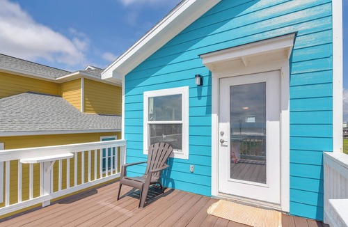 Surfside Beach Apartment | 1 Mi to Ocean: Colorful Freeport Beach Rental!