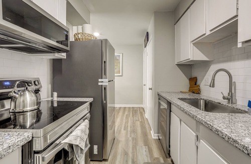 Highlands - Perkins House | 1 Mi to Tiger Stadium: Sleek University South Gem!