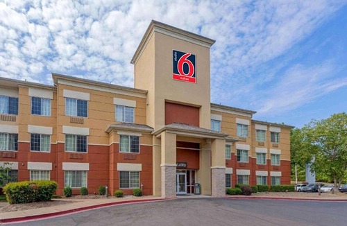 Memphis Apartment | 1 Queen Bed | ADA/RI Shower/Smoking/Kitchen