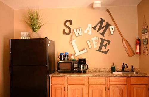 Uncertain Cabin | #1 Swamp Life-Uncertain Lodge and Inn