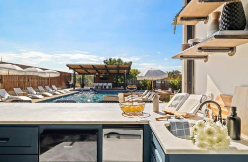 Dripping Springs House | 10 Bedroom - Pool - Hot tub - Pickleball - Firepit