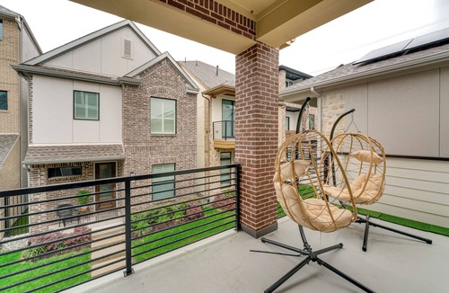 Park Central House | 10 Mi to Dtwn Dallas: Sleek Retreat w/Balcony