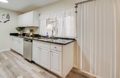 Grand Prairie House | 10 Mi to Six Flags: Pet- & Family-Friendly Retreat