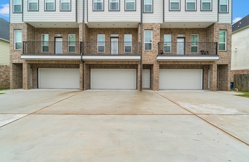 Humble Apartment | 10 mins from IAH/King Bed - Spacious 2 Bedroom home - Unit B