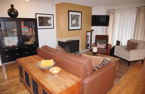Aspen House | 100 Dean St E #2B