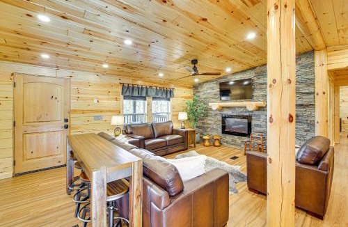 Royal House | 11 Mi to Marina on Lake Hamilton: Cabin Getaway