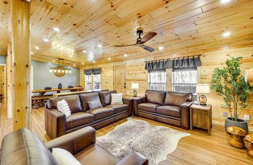 Royal House | 11 Mi to Marina on Lake Hamilton: Cabin Getaway