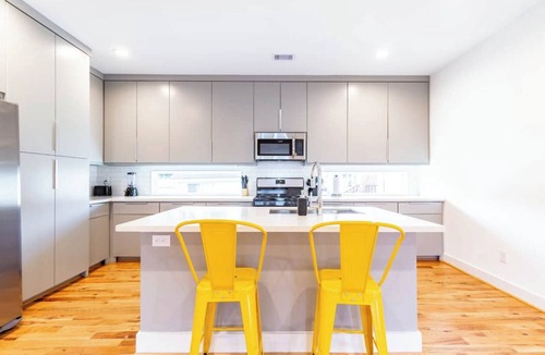Lawndale/ Wayside House | 111 Lavish Bungalow 1753! Medical Center, Stadiums
