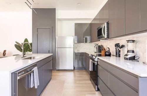 Denver Heights House | 12 Guest 4 Bedroom Riverwalk Townhome Groups and Family Friendly Parking Modern