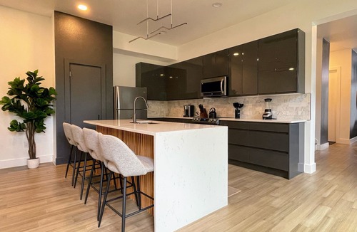 Denver Heights House | 12 Guest 4 Bedroom Riverwalk Townhome Groups and Family Friendly Parking Modern