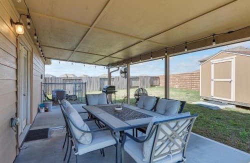 Santa Fe House | 12 Mi to Beach! Texas Gulf Coast Home w/Patio