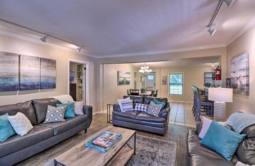 Royal House | 13 Mi to Hot Springs: Serene Royal Home w/Deck!