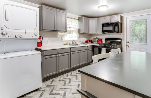 Sunshine House | 14 Mi to Downtown Baton Rouge: Plaquemine Retreat