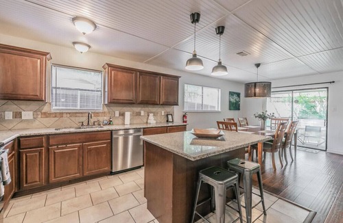 Arlington Cottage | 15-min Walk to Stadium w/Huge Yard + Firepit