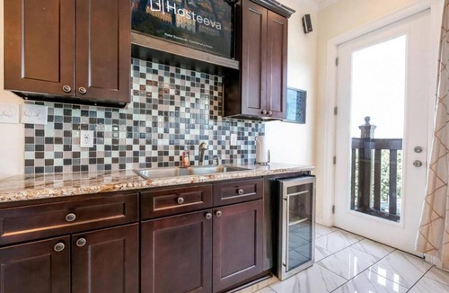 Faubourg Lafayette Condo | 15% OFF Monthly |10% OFF Weekly-Carondelet Street Modern Condos