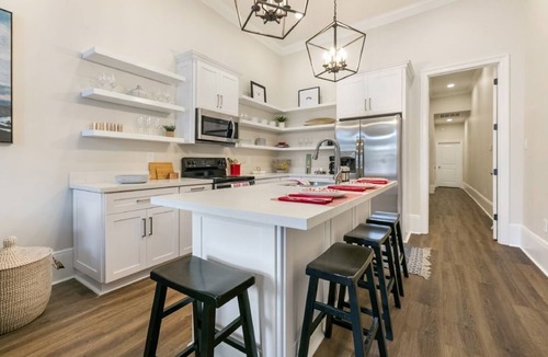 Faubourg Lafayette House | 15% OFF Monthly | 10% OFF Weekly-Spacious 3BR Vacation Home | 5-Min to French Quarter