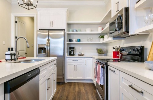 Faubourg Lafayette House | 15% OFF Monthly | 10% OFF Weekly-Hosteeva | Vibrant3BR Steps to St. Charles Ave