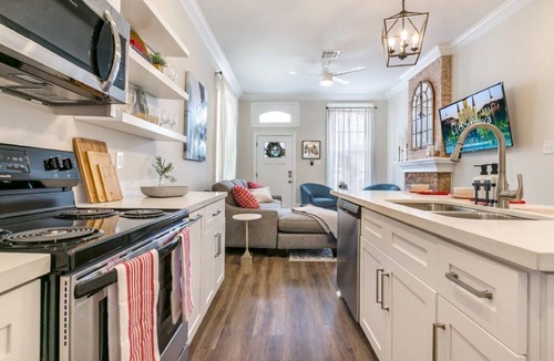Faubourg Lafayette House | 15% OFF Monthly | 10% OFF Weekly-Hosteeva | Vibrant3BR Steps to St. Charles Ave