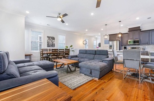 Faubourg Lafayette Condo | 15% OFF Monthly | 10% OFF Weekly- Chic Urban Retreat w Pool Steps to St. Charles Ave and