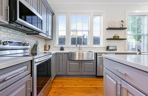 Faubourg Lafayette Condo | 15% OFF Monthly | 10% OFF Weekly- Chic Urban Retreat w Pool Steps to St. Charles Ave and