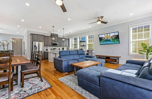 Faubourg Lafayette Condo | 15% OFF Monthly | 10% OFF Weekly-Hosteeva Spacious 5BR Urban Retreat w Balcony & Pool
