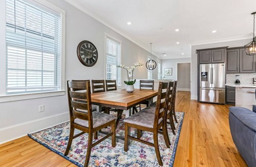 Faubourg Lafayette Condo | 15% OFF Monthly | 10% OFF Weekly-Hosteeva Spacious 5BR Urban Retreat w Balcony & Pool