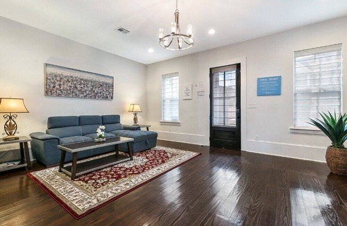 Faubourg Lafayette Apartment | 1509 Luxury Loft-Style Townhouse