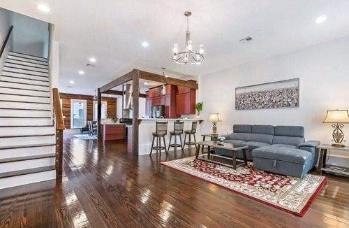Faubourg Lafayette Apartment | 1509 Luxury Loft-Style Townhouse