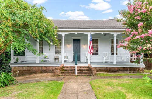 Natchez House | 1880's Cozy Cottage, close to Historical Downtown. Sleeps up to 6 3B3B-pets OK