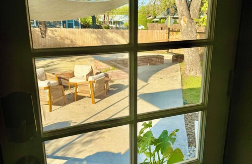 Eastside Promise Neighborhood House | 1929 Historic Premium Stay - Dog-Friendly, Downtown Riverwalk Frost, SPURS, JBSA