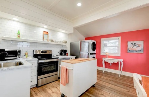 Laurel House | 1930's Bungalow steps away from Laurel's Historic District!