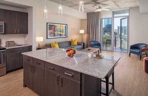 West End Resort | 1BD/Austin - Rooftop Pool & Firepit, BBQ!