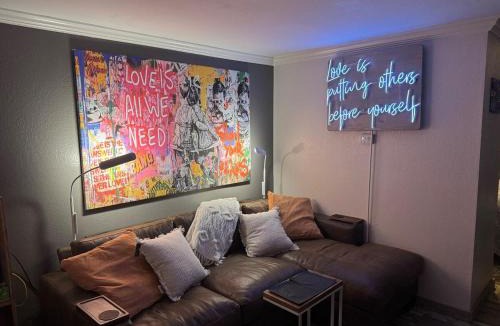 Fort Worth Apartment | 1BR Condo Near West 7th, Pool, Hot Tub, BBQ Sleeps 4 - Jacob's Neon Pearl