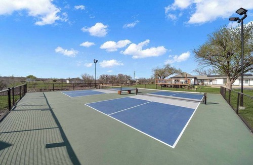 Buda House | 1BR Cozy Container, Deck, Pool & Pickleball Court