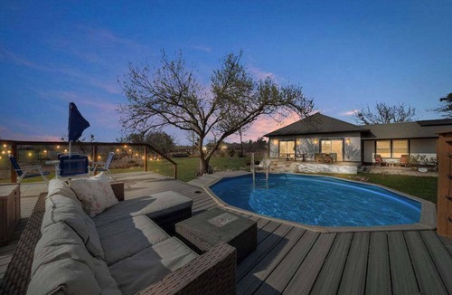 Buda House | 1BR Cozy Container, Deck, Pool & Pickleball Court