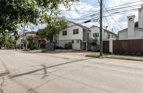 Greenway Plaza-Upper Kirby Apartment | 1BR The Queen's Gambit! Galleria, Medical Center